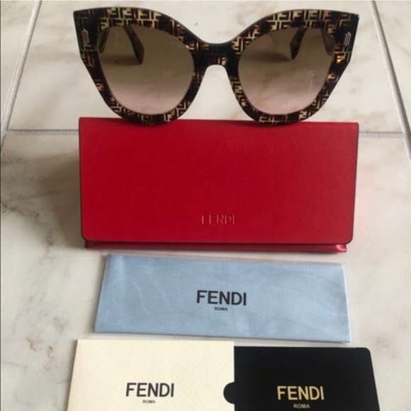 🔥NEW SHOW STOPPER FENDI SUNGLASSES 🔥 - Picture 8 of 12